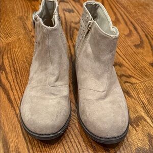 Cynthia Rowley girls ankle boots with buckle closure and side zip size 5 NWOT